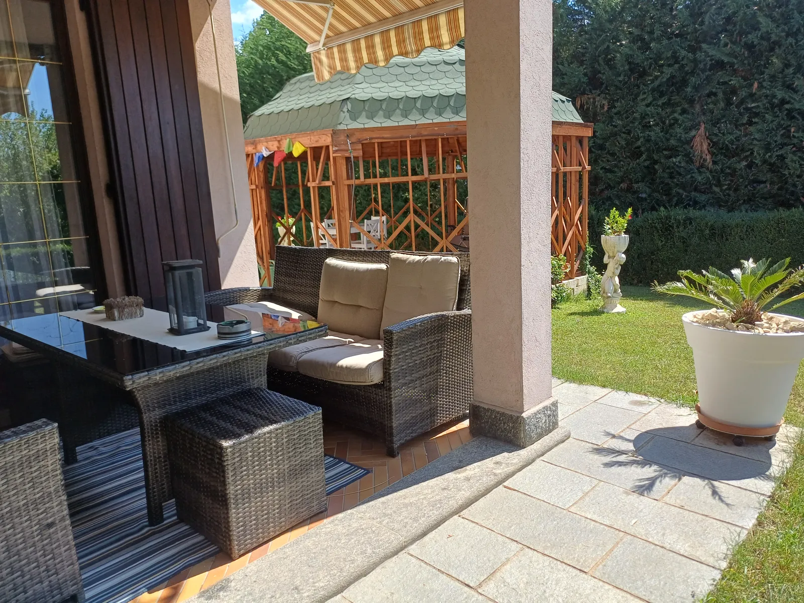 Il salotto in rattan davanti al gazebo