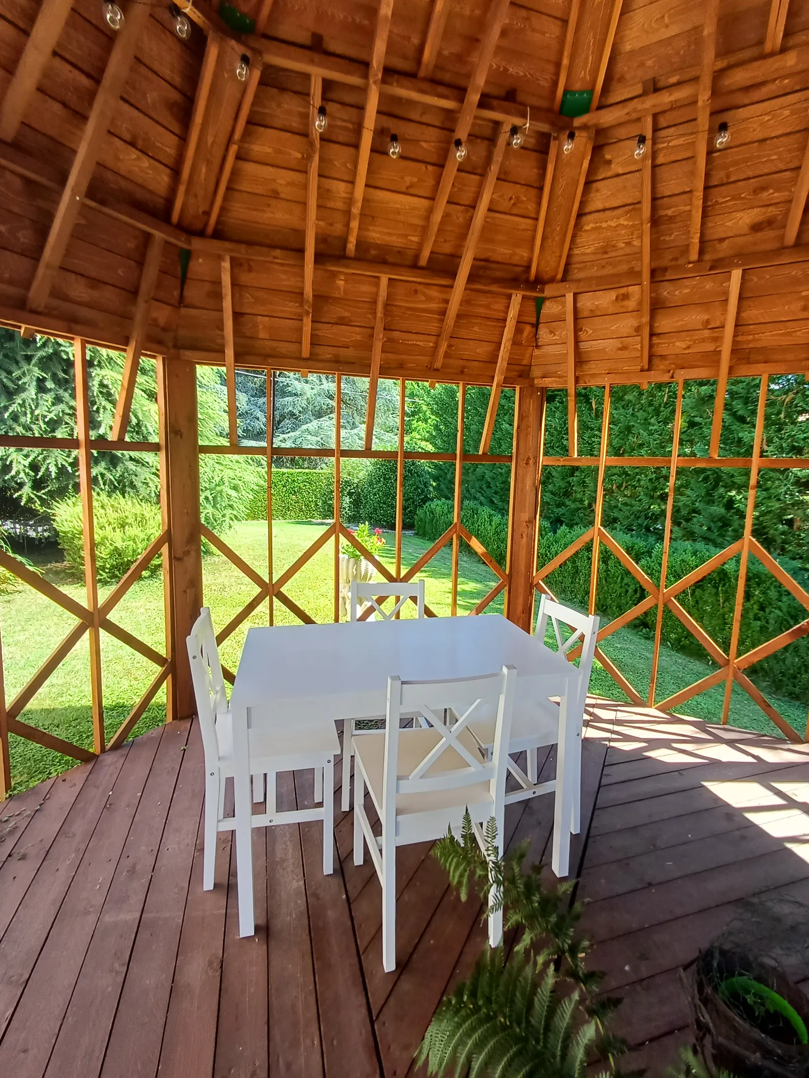 Dentro il gazebo di legno