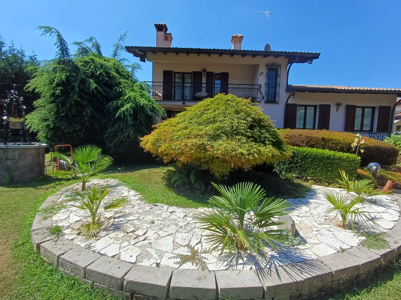 La villa dal giardino roccioso
