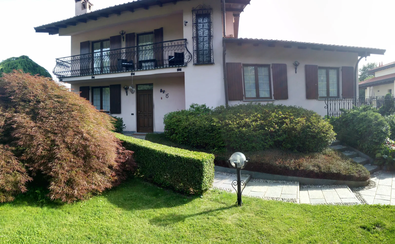 La villa vista dal prato