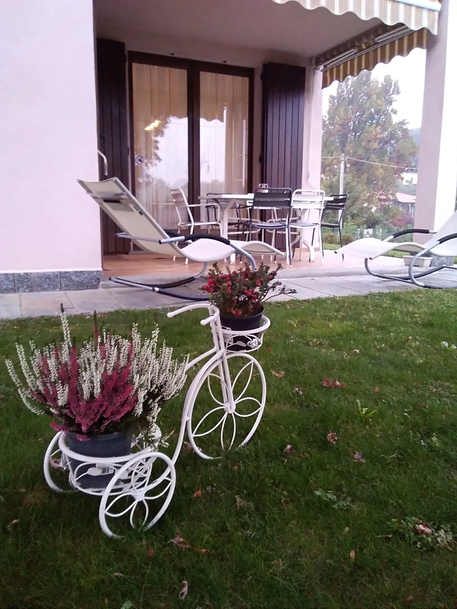 La bicicletta fiorita sul prato