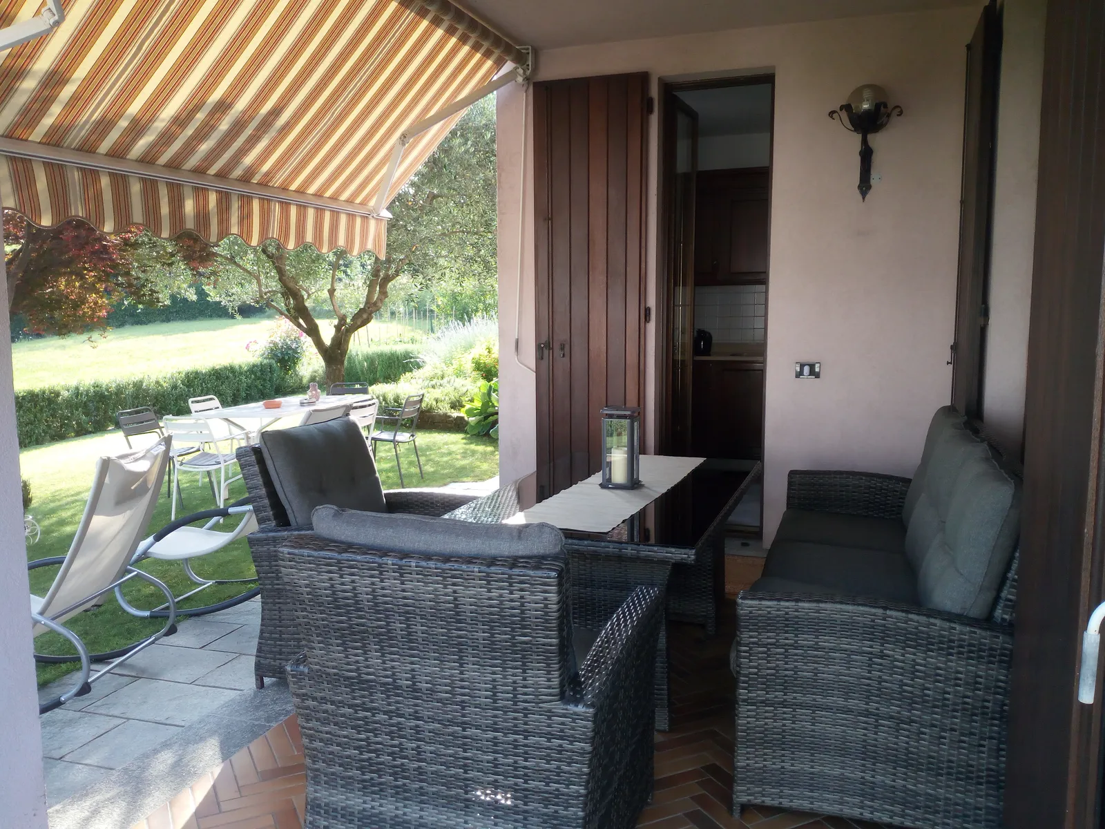 Il patio con i divani