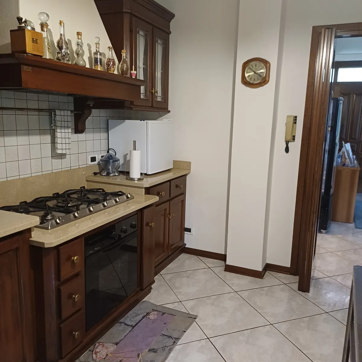 La cucina con i fornelli e il forno