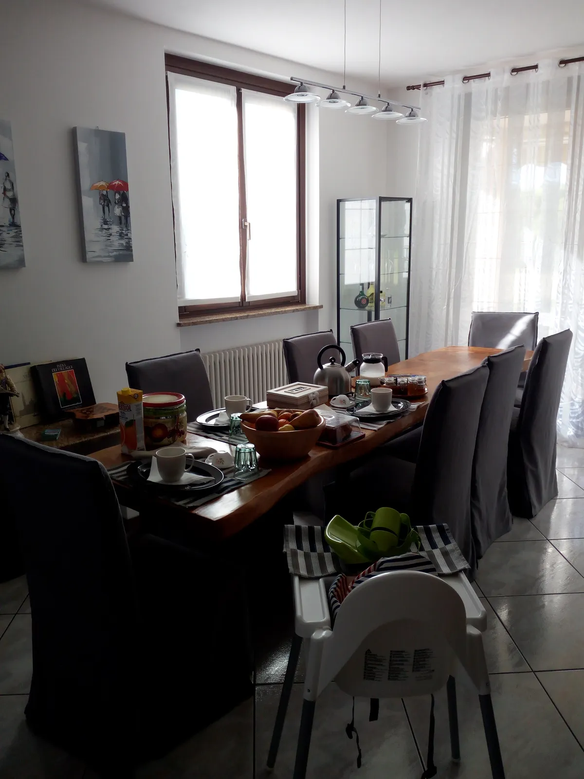 Il tavolo apparecchiato per la colazione