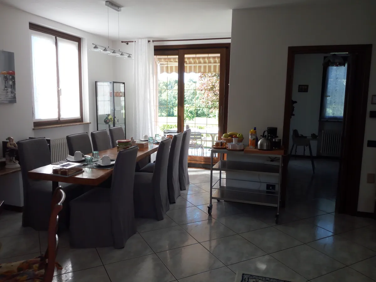 Il soggiorno con il tavolo apparecchiato per la colazione