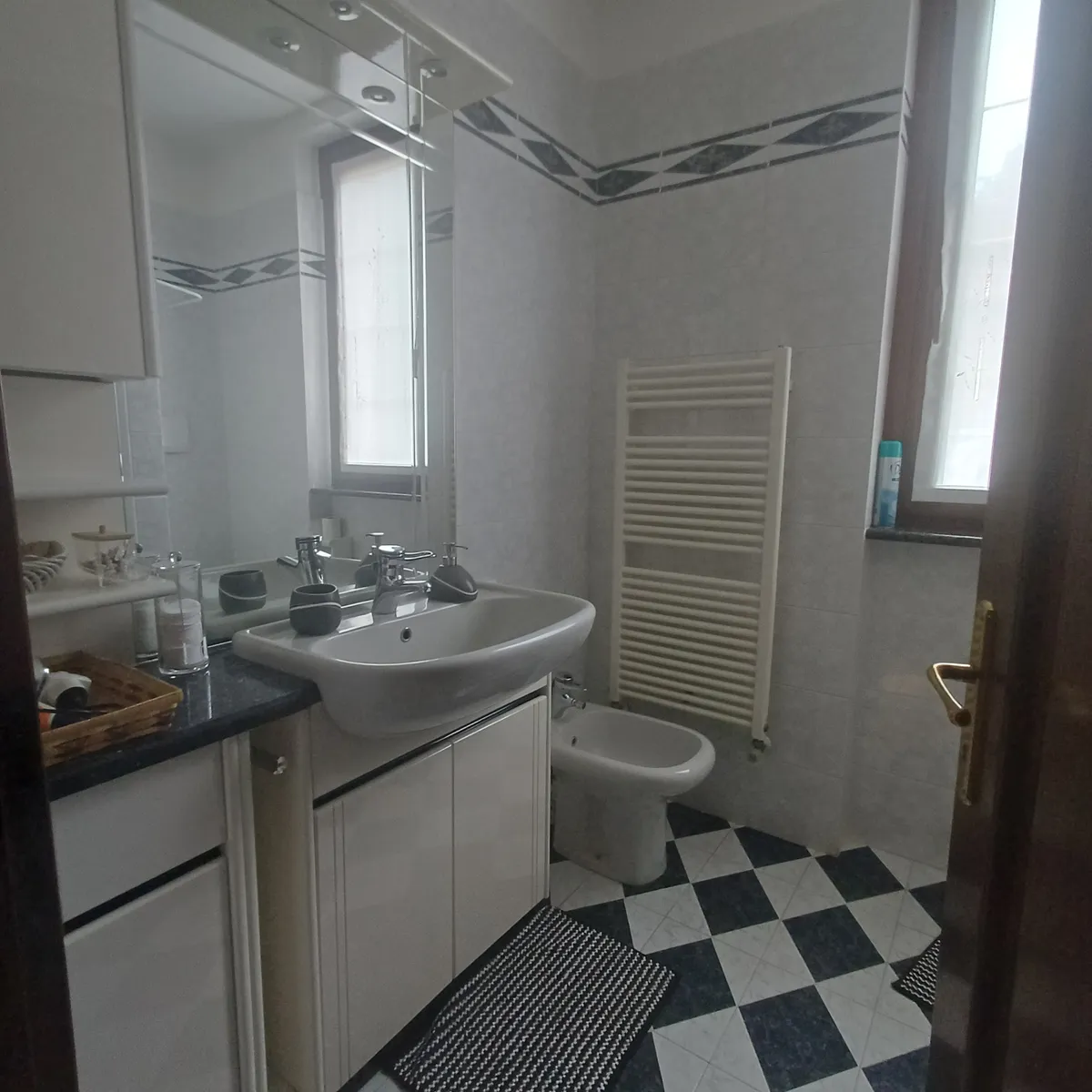 Il bagno con lavabo e termoarredo