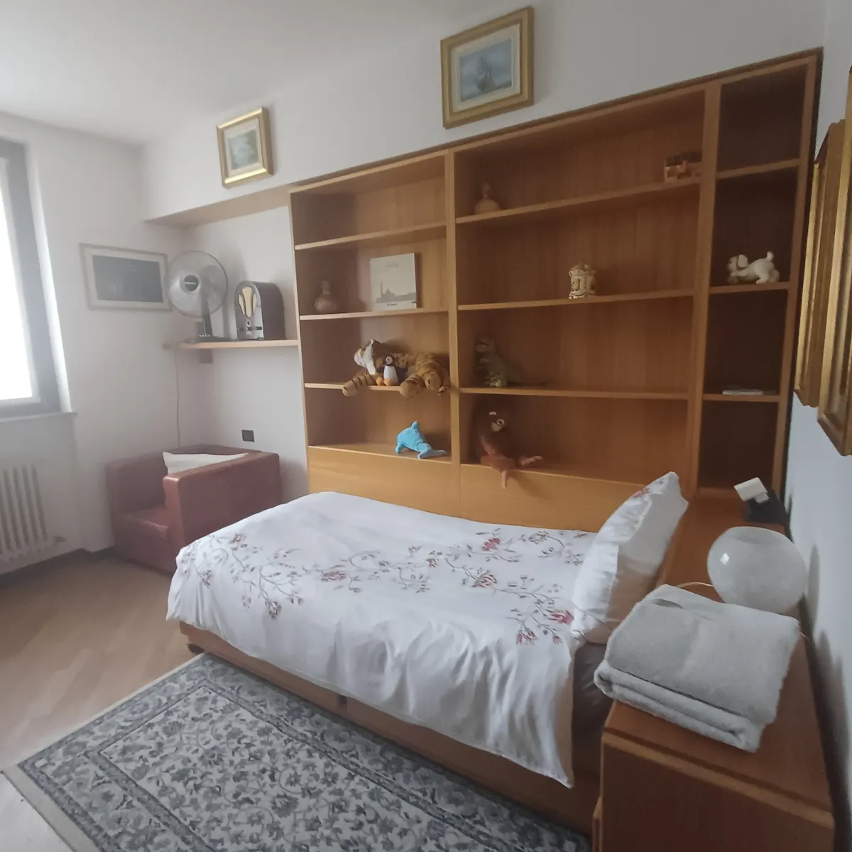La camera con la libreria in legno