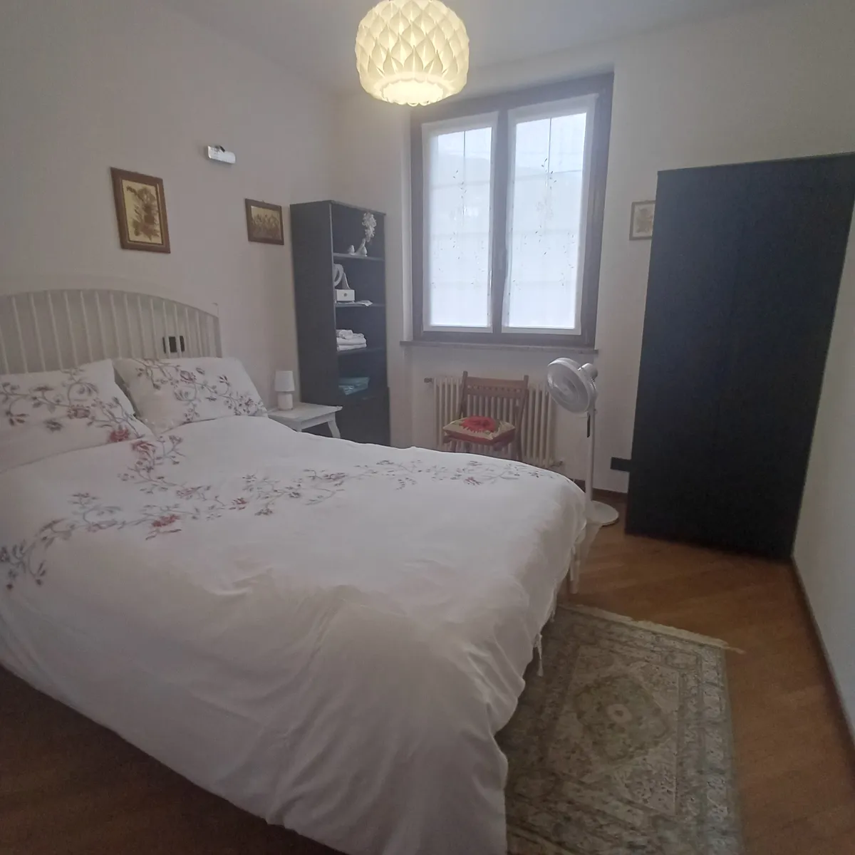 La camera matrimoniale con la finestra