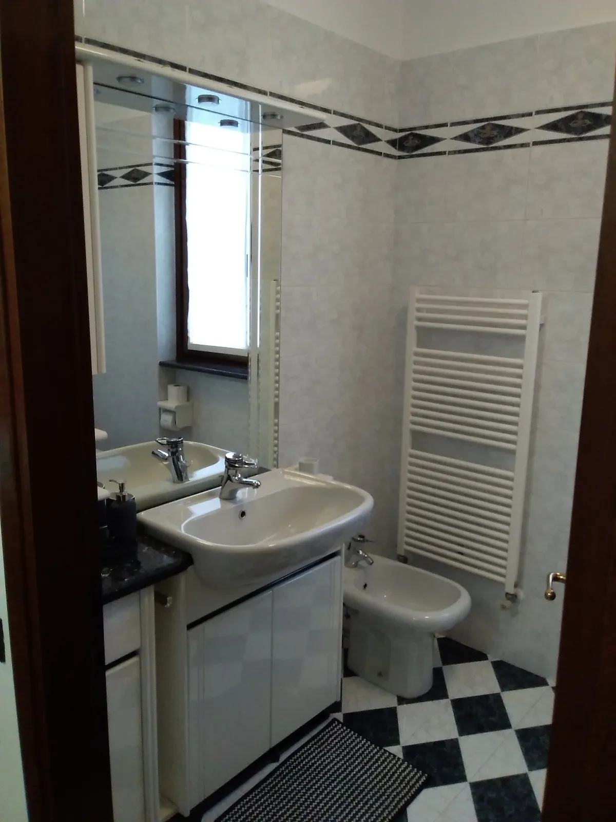 Il bagno col pavimento a scacchi