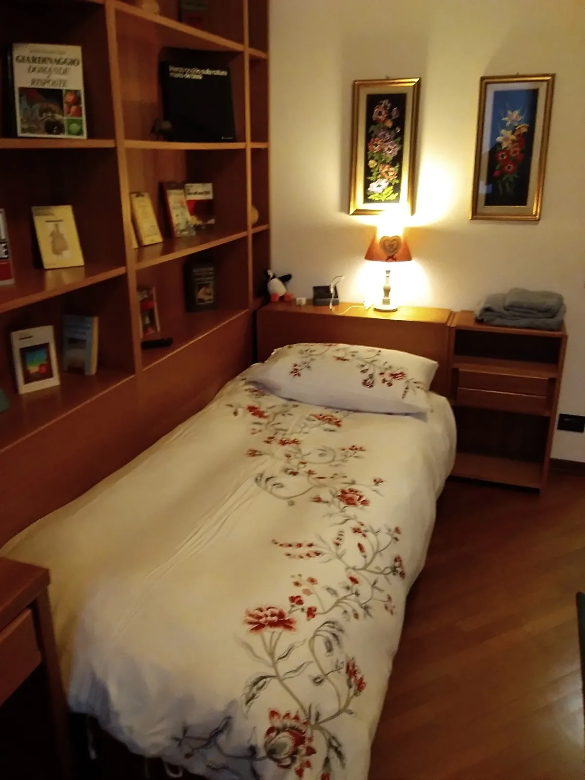 La camera singola con la libreria, nella Suite Nonna