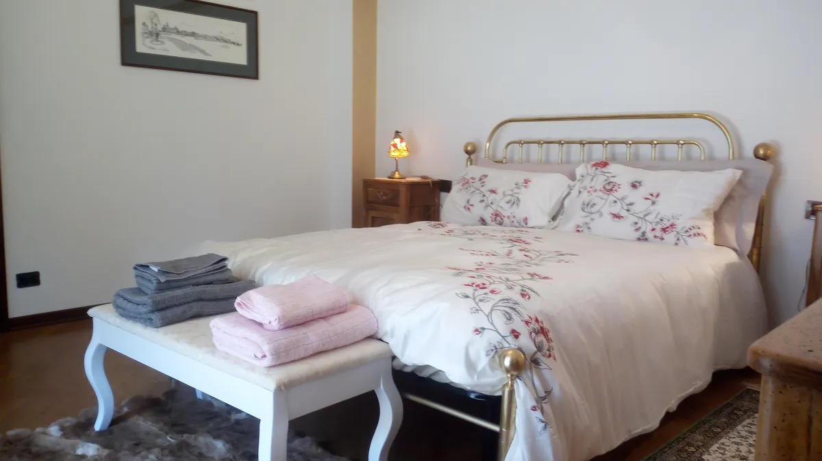 Il letto matrimoniale con la panca bianca