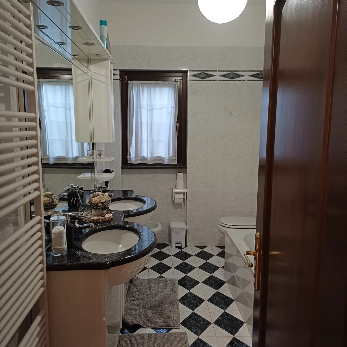 Il bagno con il doppio lavandino