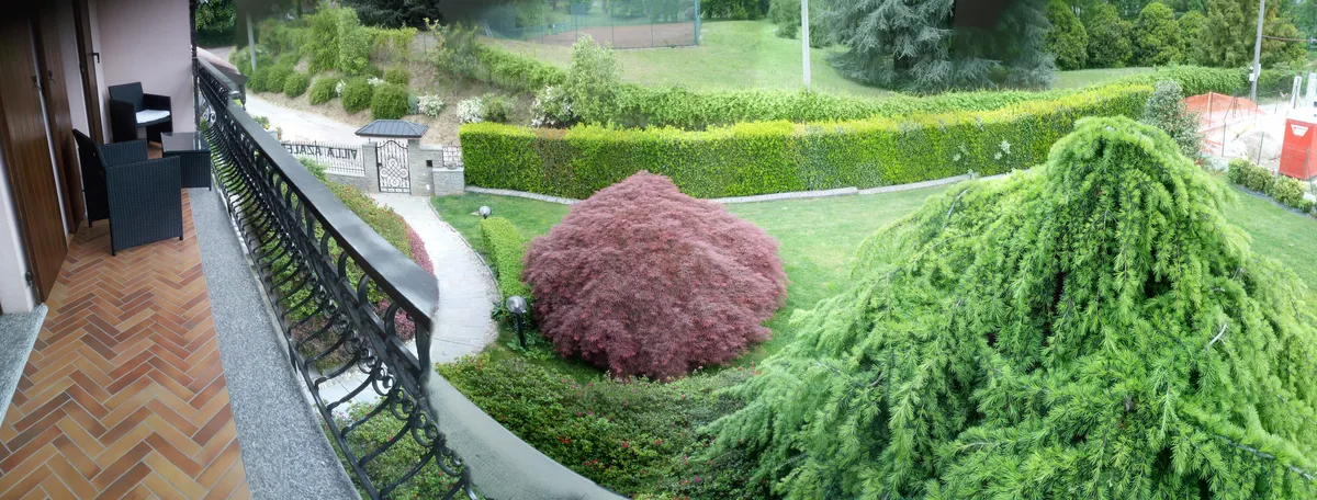La vista sul giardino dal balcone