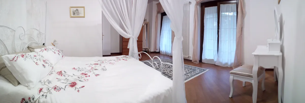 La camera matrimoniale con le tende