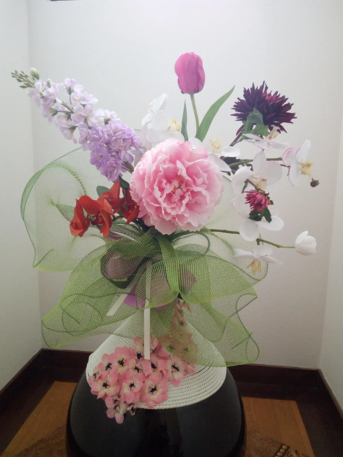 La composizione di fiori nella suite
