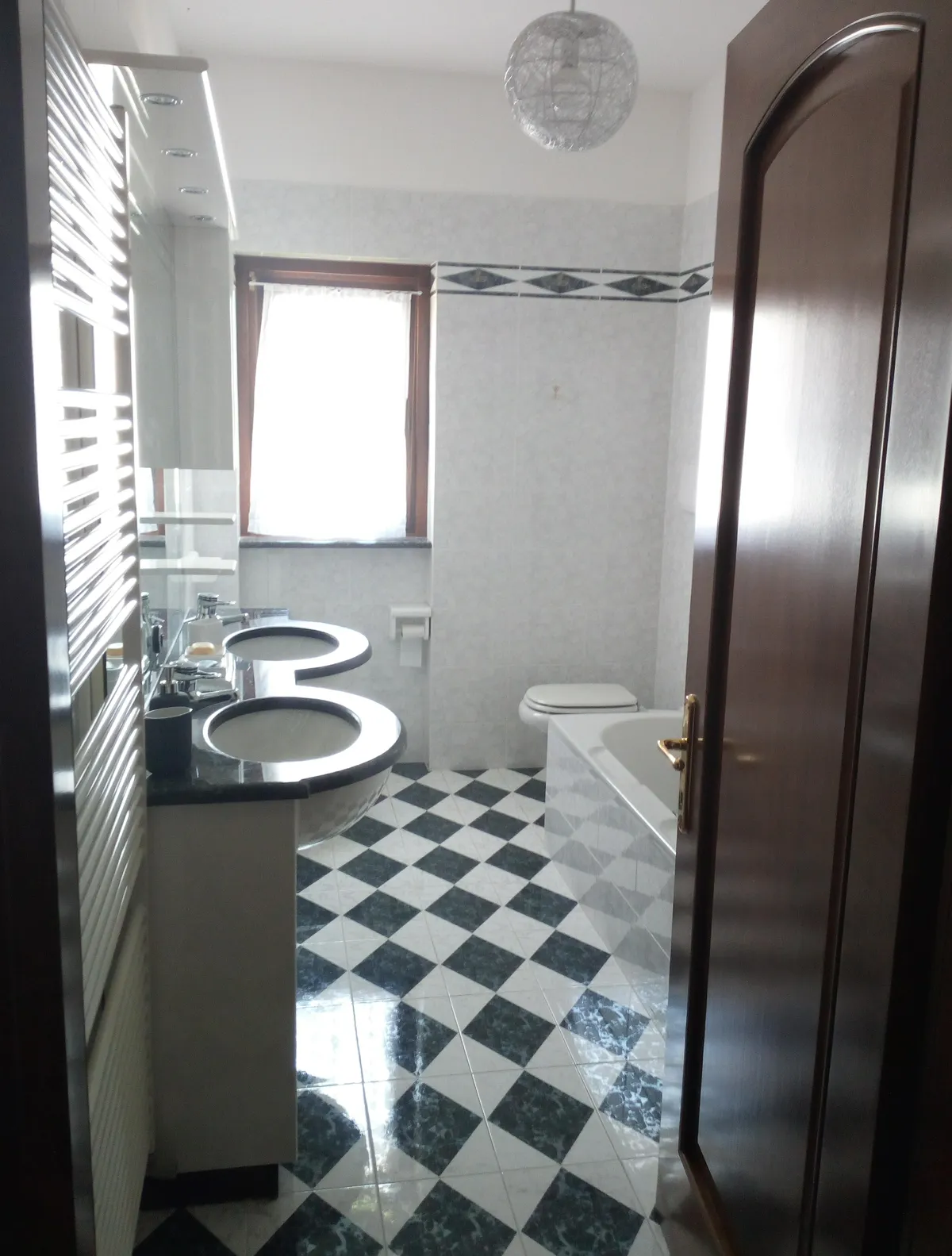 Il bagno con il pavimento a scacchi