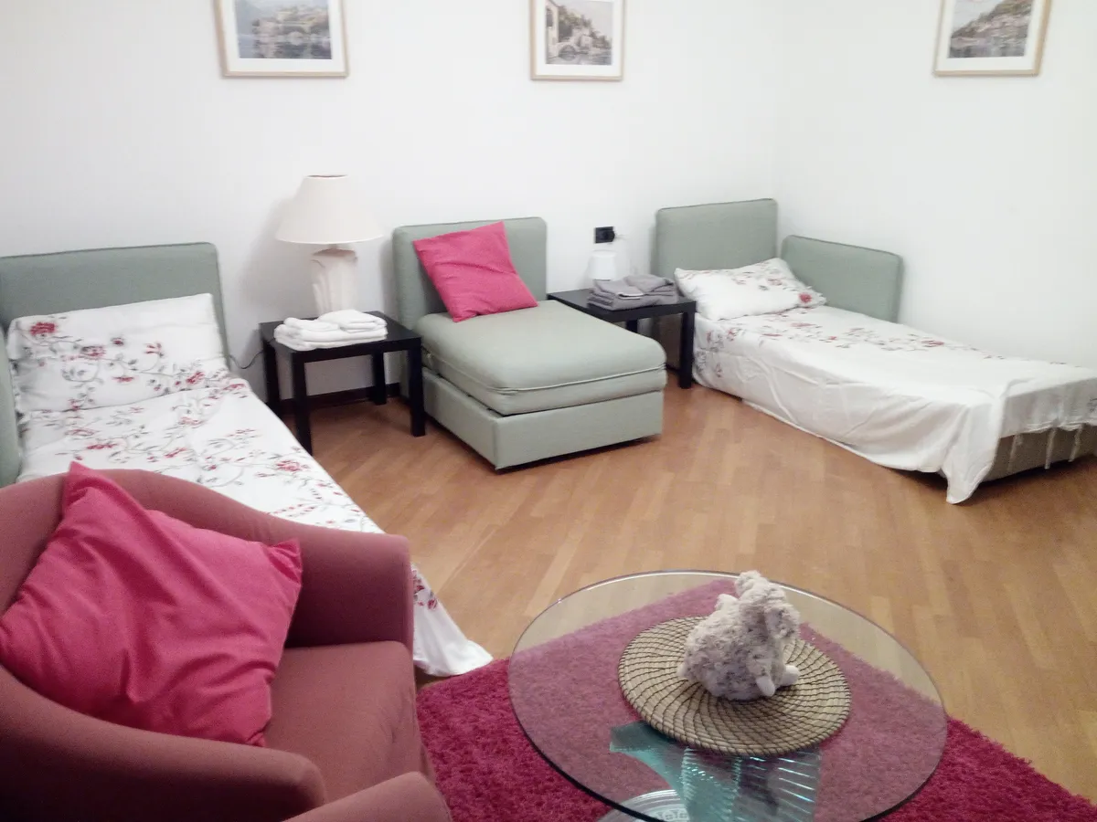 Il salottino con letto singolo e poltrone