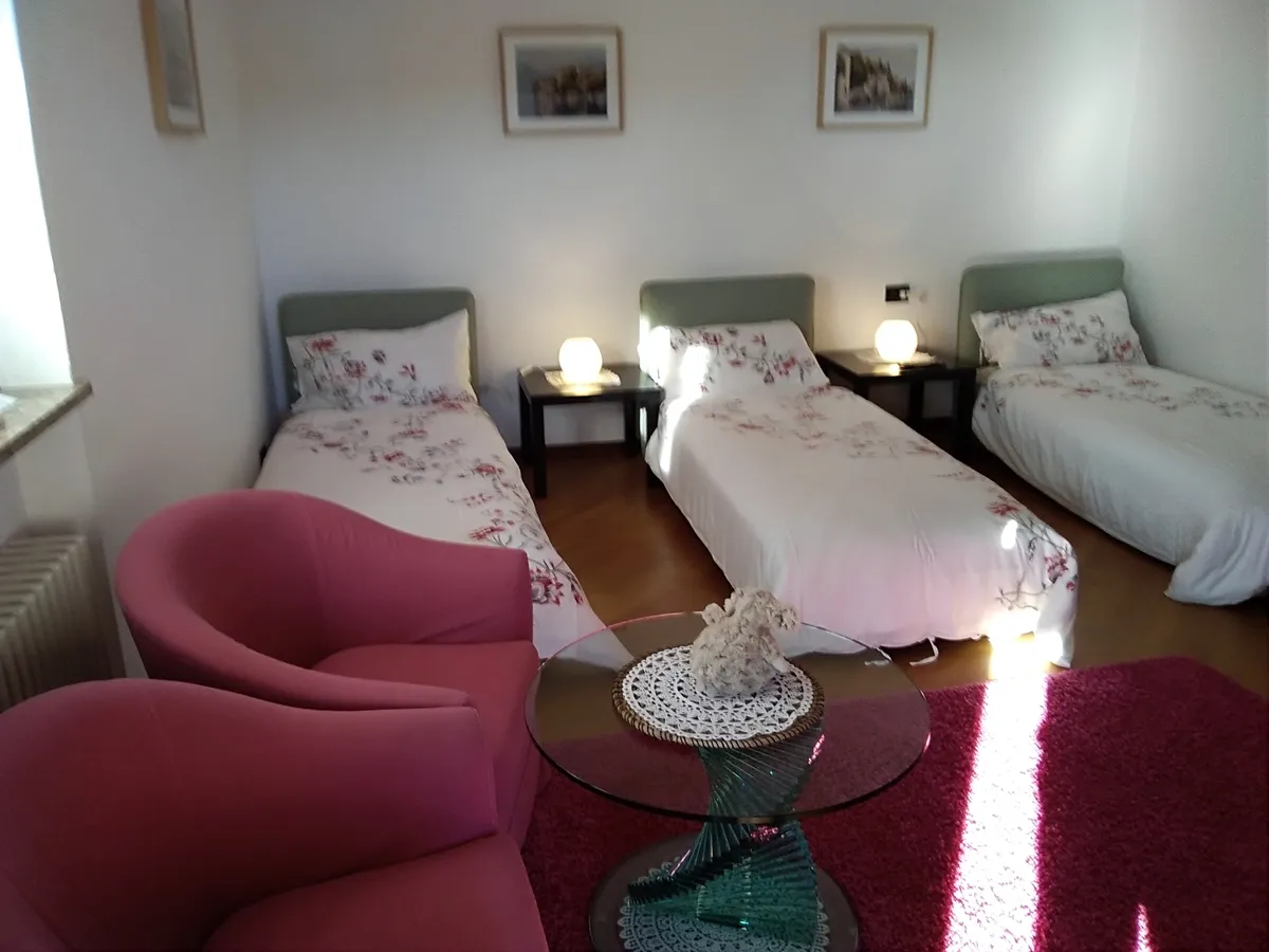 The bedroom with single beds and armchairs, in Suite Principessa