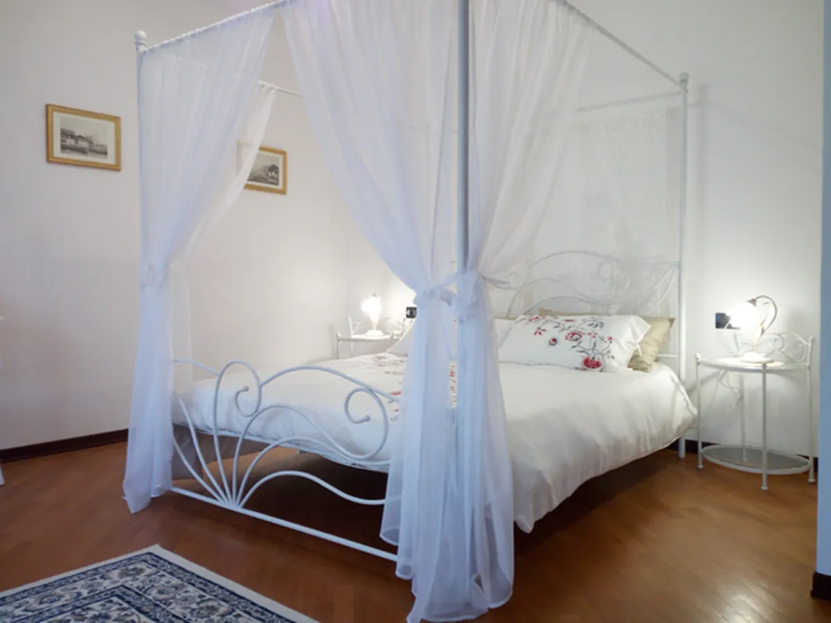 Il letto a baldacchino in ferro battuto bianco