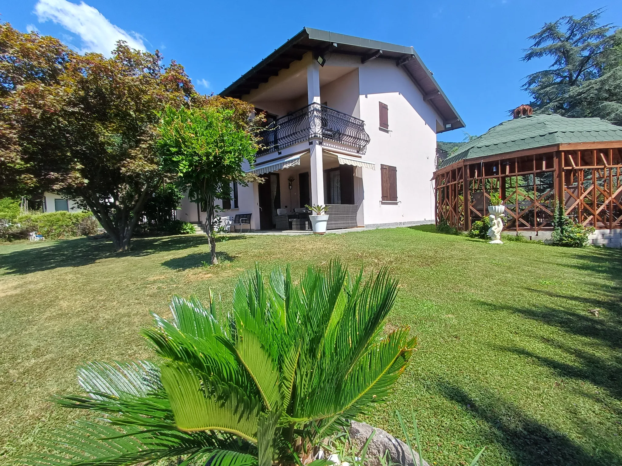 Villa Azalea vista dal giardino: la casa, il prato e il gazebo