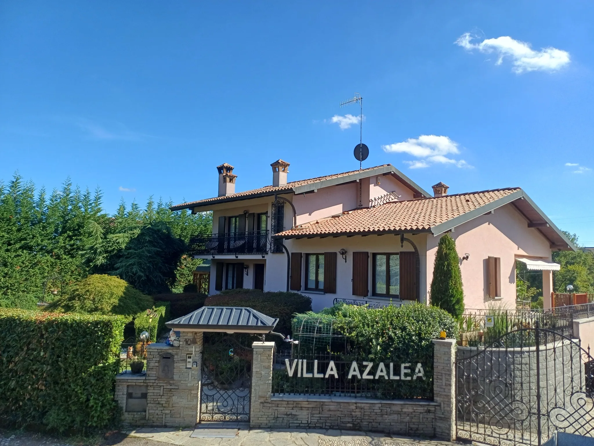 Villa Azalea a San Fermo della Battaglia: la villa vista dall'ingresso, con il cancello e l'insegna